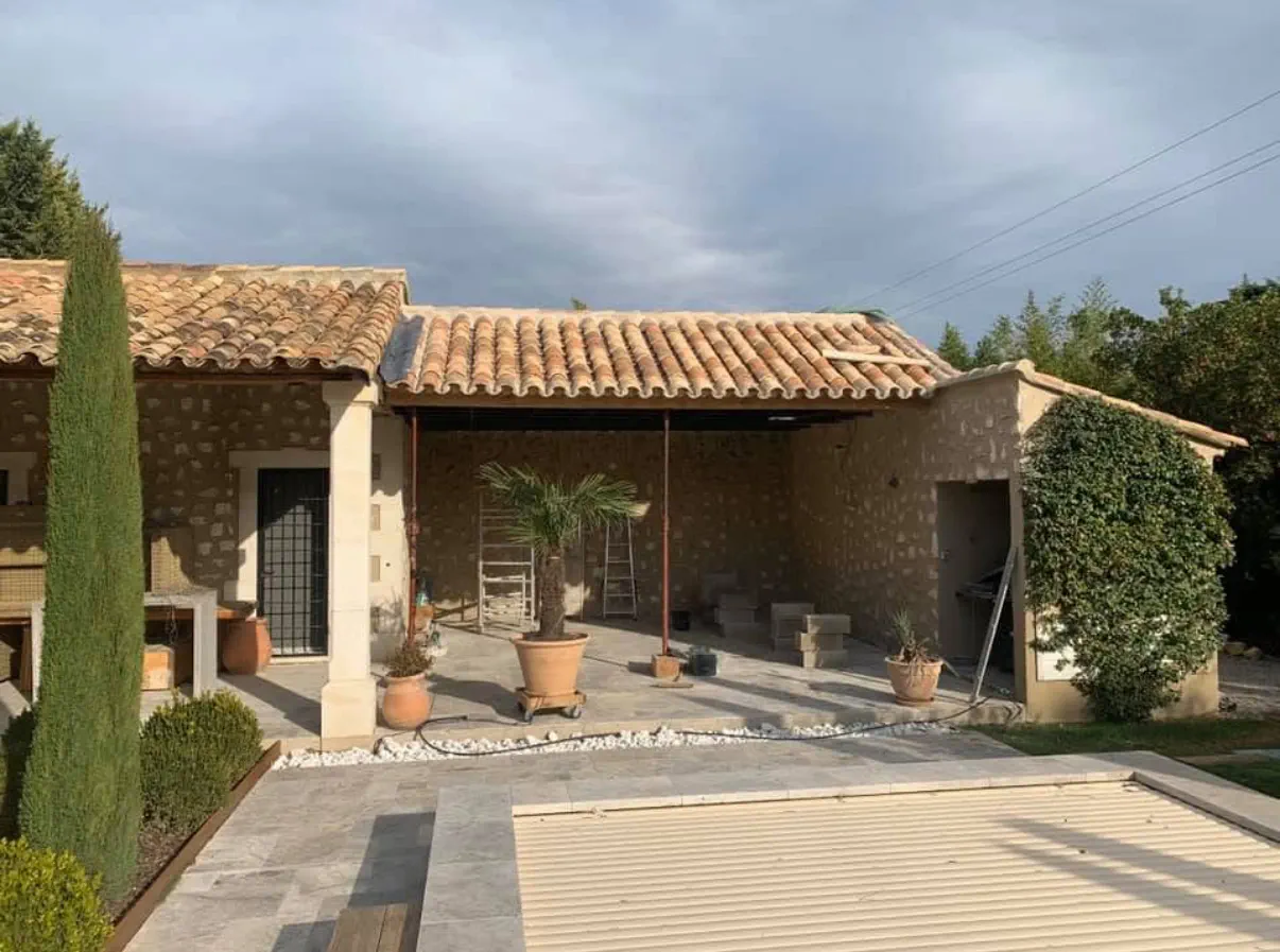 Terrasse en pierre et piscine d'une maison rénovée près d'Arles